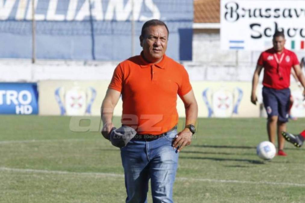 La molestia de Carlos Tábora con Bayron Méndez: 'Estaba viendo el juego'