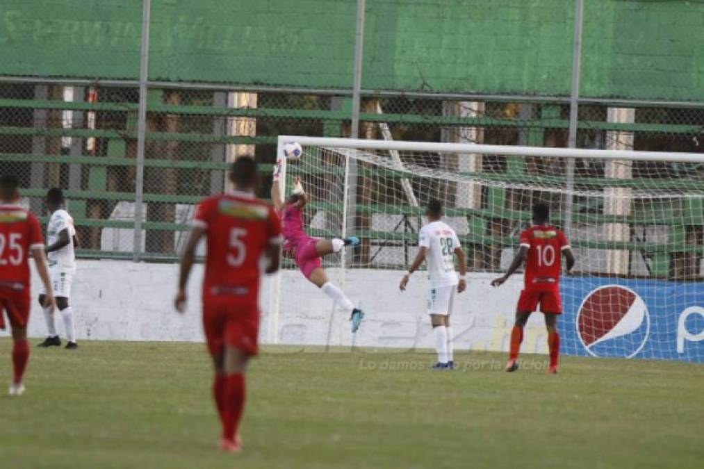 La molestia de Carlos Tábora con Bayron Méndez: 'Estaba viendo el juego'