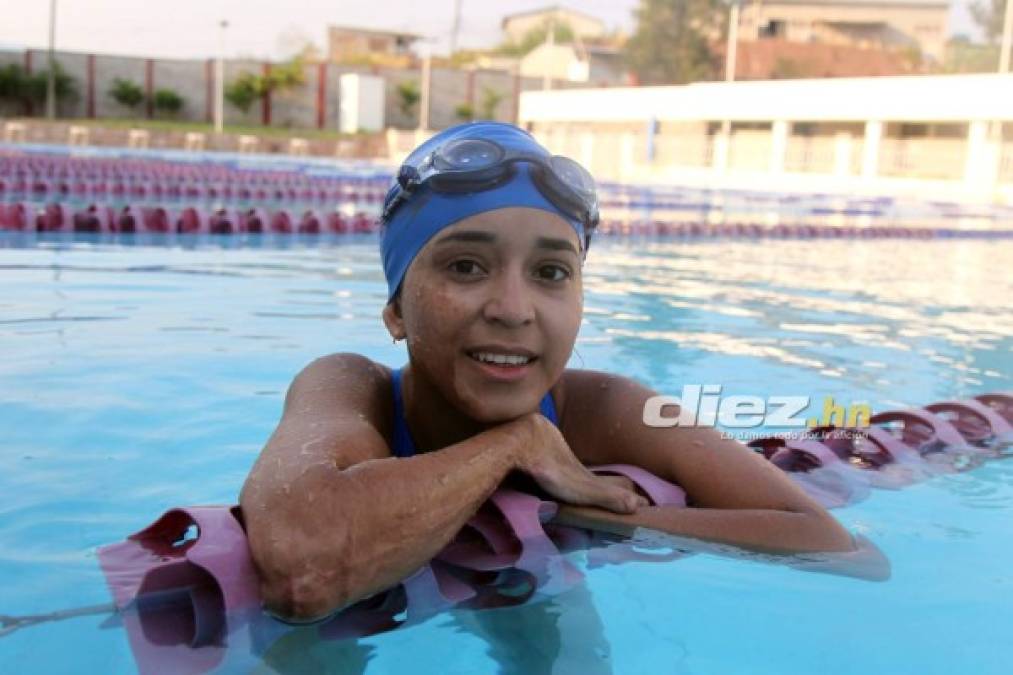 Samaria Eguigure, la pequeña que sobrevivió al fuego para ser una sirena en el agua