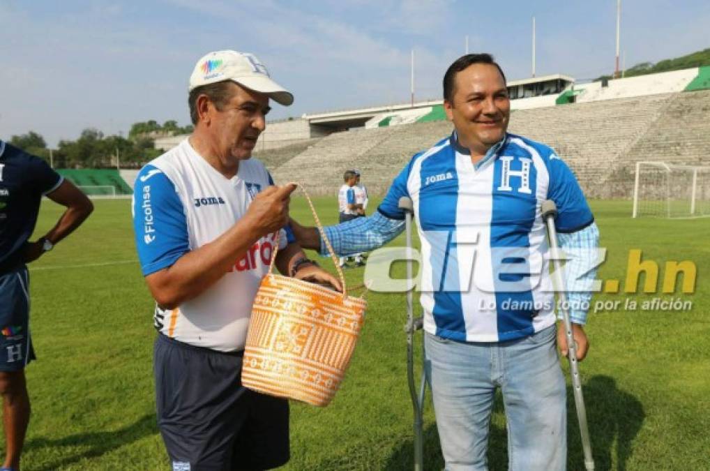 Alcalde de Xochitepec entrega botella de tequila a Jorge Luis Pinto