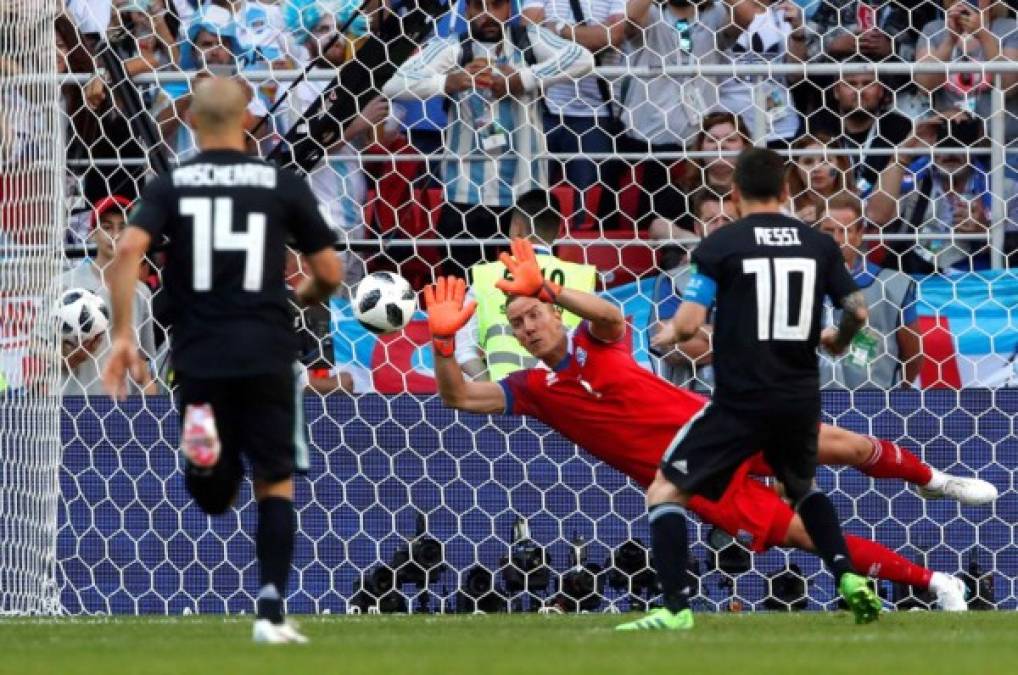 El portero islandés que paró el penalti a Messi ficha por club azerbaiyano