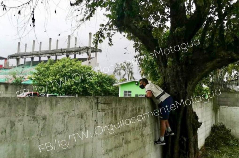 Diego Vázquez se las ingenió y se subió a un muro afuera del Yankel Rosenthal para ver el partido