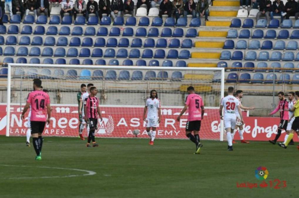 El Tenerife de Bryan Acosta cae en su visita al Leonesa