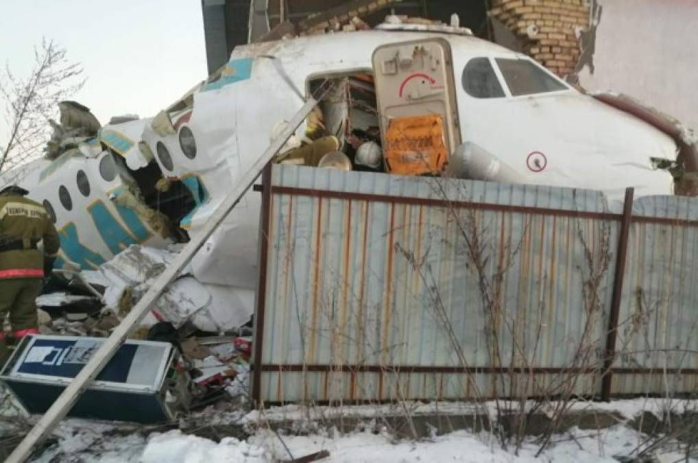 Se estrella un avión en Kazajistán con 100 personas a bordo