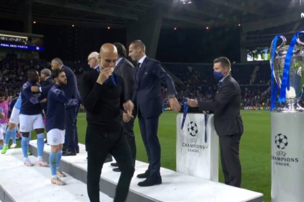 El enorme gesto de Pep Guardiola con la medalla de subcampeón tras perder la final ante Chelsea  