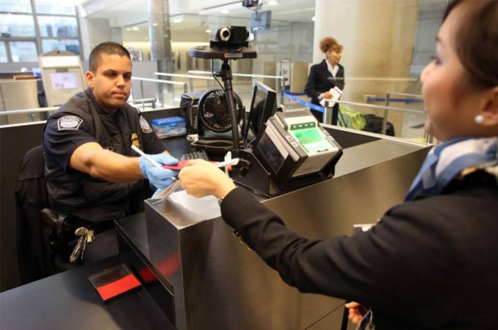 Estados Unidos impondrá estrictas medidas a pasajeros de vuelos internacionales