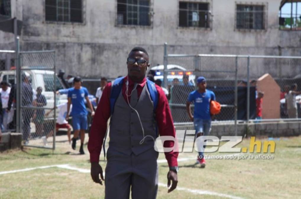 Portero del Galaxy llegó al juego contra Olimpia vestido de saco y corbata