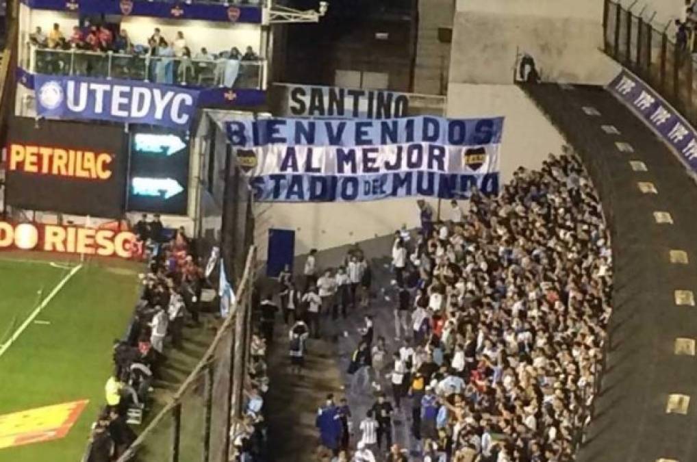 Aficionados de Boca le cantan a River Plate Previo al partido Argentina-Perú