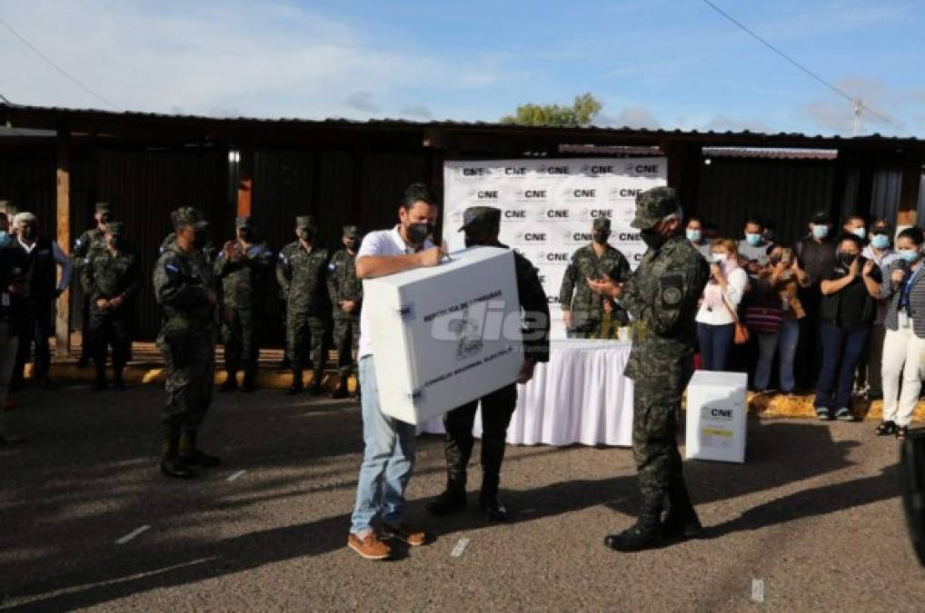 Fuerzas Armadas trasladan primeras maletas electorales para cinco departamentos de Honduras