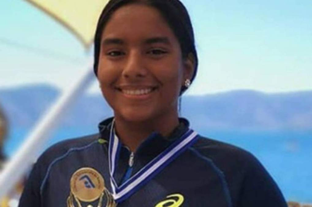 Ana Pastrana gana medalla de oro en los 400 metros en natación