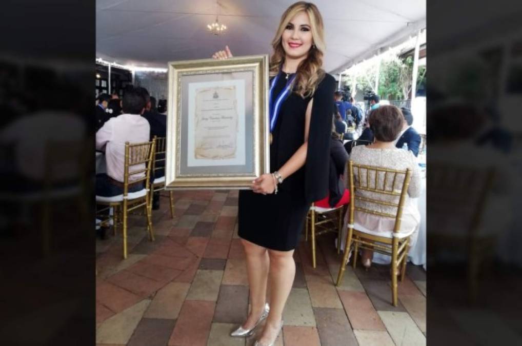 Jenny Fernández, periodista de DIEZ, recibe premio del Congreso Nacional