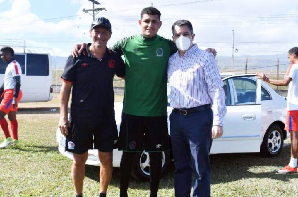 Pedro Troglio rifa un vehículo en el plantel del Olimpia y Harold Fonseca es el feliz ganador
