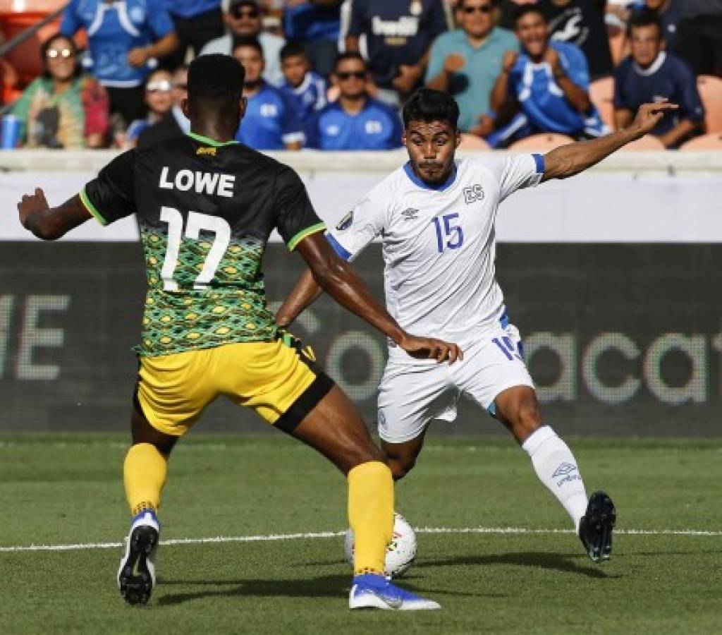 HOUSTON, TEXAS - JUNE 21: Jonathan Jimenez #15 of El Salvador looks to go around Damion Lowe #17 of Jamaica` during the CONCACAF Gold Cup Group C game between El Salvador and Jamaica at BBVA Stadium on June 21, 2019 in Houston, Texas. Bob Levey/Getty Images/AFP== FOR NEWSPAPERS, INTERNET, TELCOS & TELEVISION USE ONLY ==