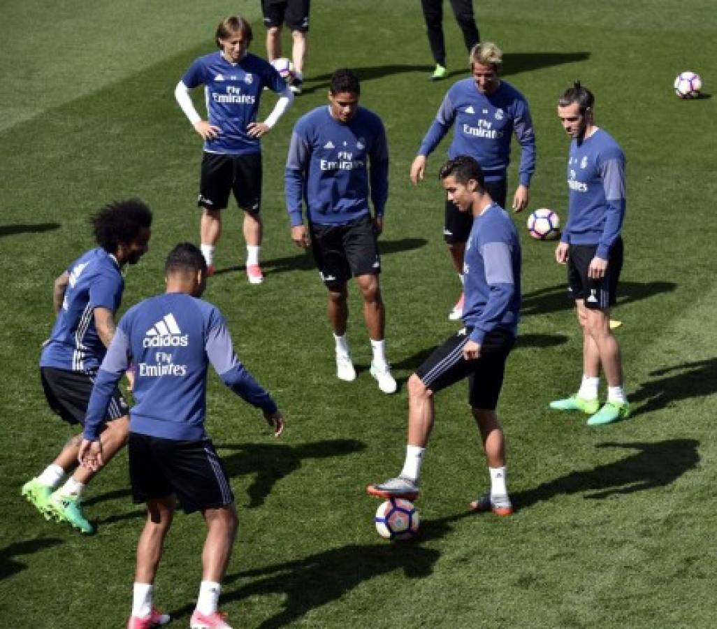 Real Madrid's Portuguese forward Cristiano Ronaldo (2ndR) controls a ball past his teammates during a training session at Valdebebas training ground in Madrid on April 22, 2017, on the eve of the Spanish League Clasico football match Real Madrid CF vs FC Barcelona. / AFP PHOTO / GERARD JULIEN