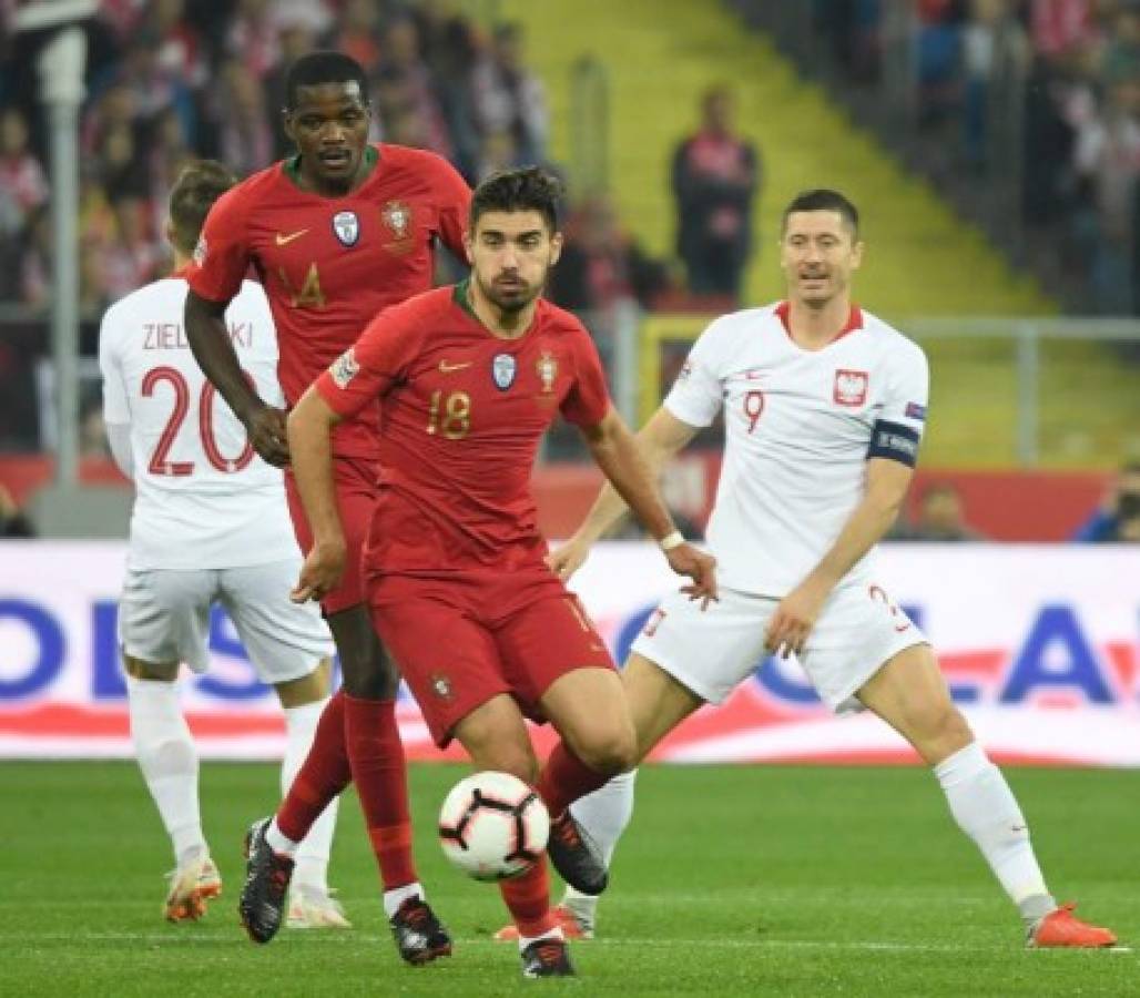 Poland's forward Robert Lewandowski (R) looks on as Portugal's midfielder Ruben Neves (C) plays the ball during the UEFA Nations League football match Poland v Portugal at the Slaski Stadium in Chorzow, Poland on October 11, 2018. (Photo by Janek SKARZYNSKI / AFP) / The erroneous mention[s] appearing in the metadata of this photo by Janek SKARZYNSKI has been modified in AFP systems in the following manner: [Portugal's midfielder Ruben Neves (C)] instead of [Portugal's defender Luis Neto (C)]. Please immediately remove the erroneous mention[s] from all your online services and delete it (them) from your servers. If you have been authorized by AFP to distribute it (them) to third parties, please ensure that the same actions are carried out by them. Failure to promptly comply with these instructions will entail liability on your part for any continued or post notification usage. Therefore we thank you very much for all your attention and prompt action. We are sorry for the inconvenience this notification may cause and remain at your disposal for any further information you may require.