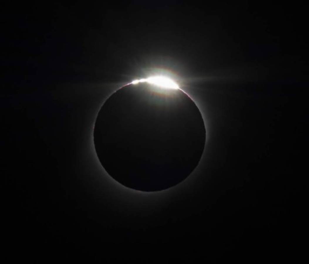 Las impactantes fotos de un atleta volando en pleno eclipse solar