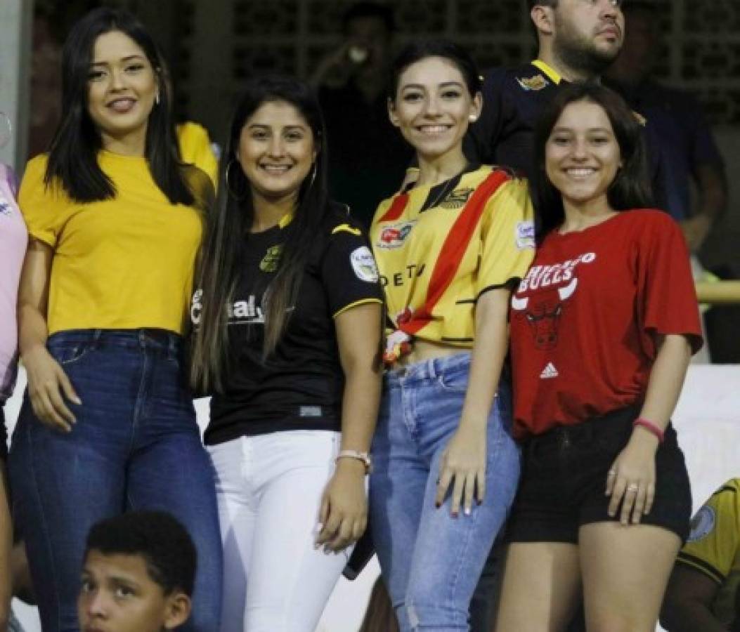 ¡Cositas! Las hermosas chicas que dejó el clásico Real España-Olimpia en el Morazán