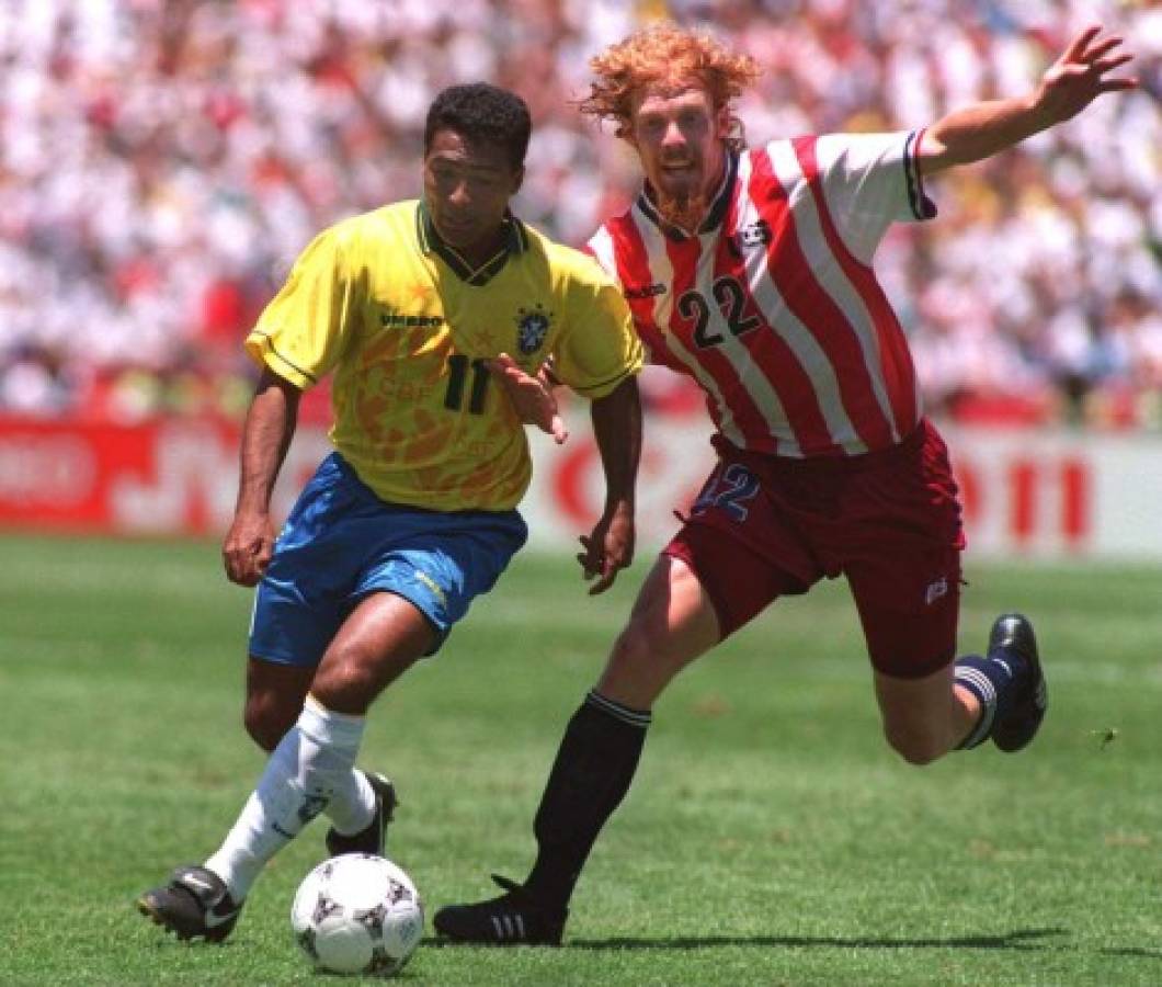 4 JUL 1994: ROMARIO OF BRAZIL SURGES PAST ALEXI LALAS OF USA DURING THE 1994 WORLD CUP FINALS SECOND ROUND MATCH AT STANFORD STADIUM IN PALO ALTO, CALIFORNIA. Mandatory Credit: Chris Cole/ALLSPORT