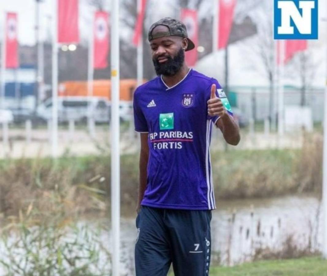 Su equipo no lo quiere vender, se va al entreno con la camisa del rival y todo acaba en pelea