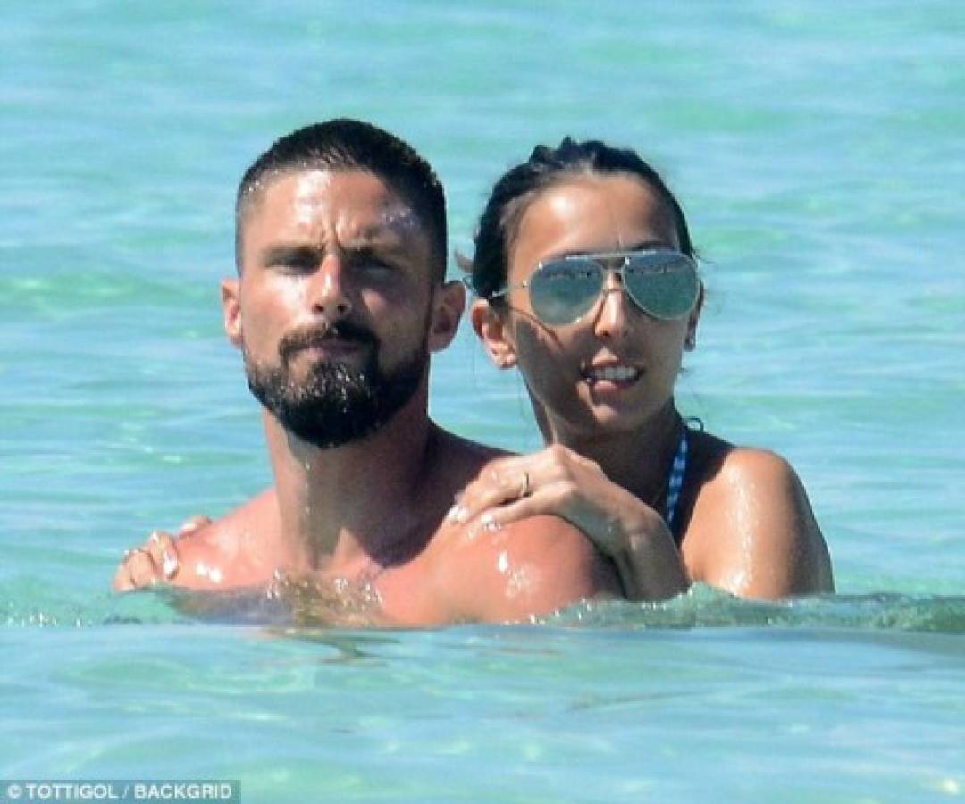 Fotos: Giroud es cazado con su linda novia de vacaciones en España