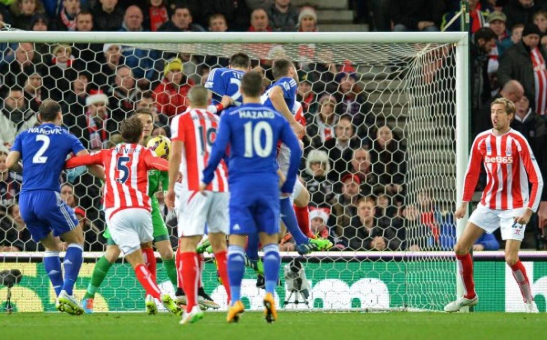 Chelsea ganó a domicilio y retoma la cima en solitario