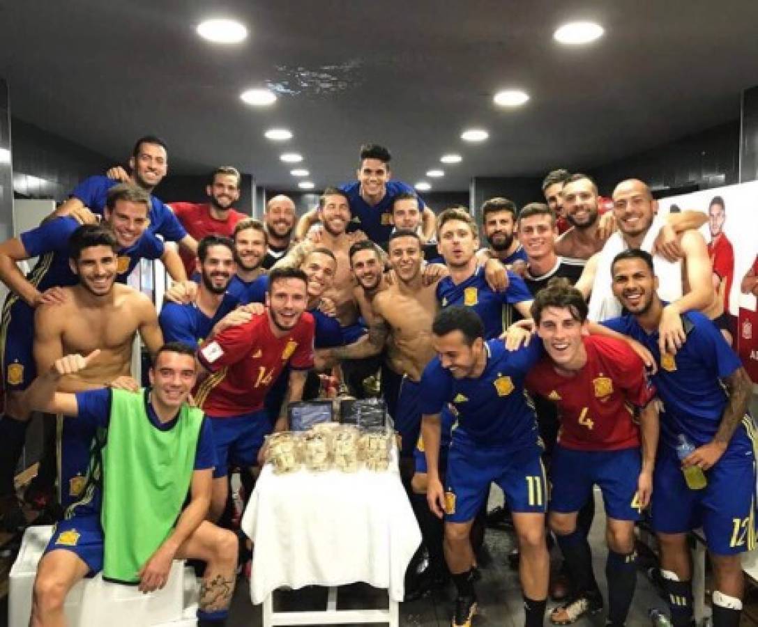 Lo que no se vio en TV: Polémica actitud de Piqué en el himno y el festejo de España en camerinos