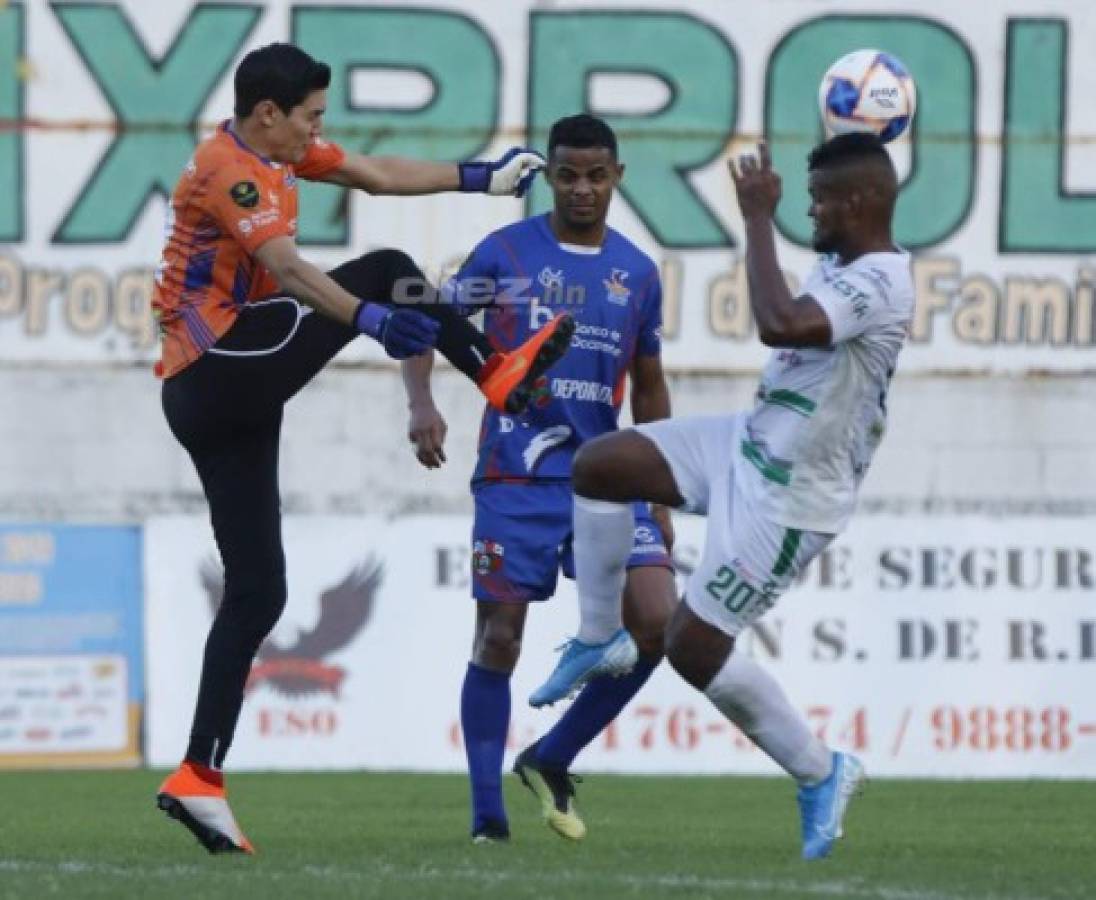 El beso de Moreira, hermosa novia de jugador del Platense y 'Firulais' fue protagonista