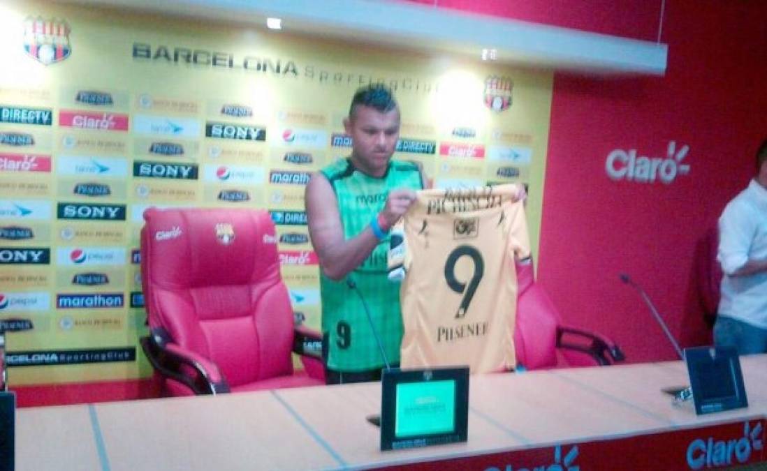 Mario Martínez es presentado con la camiseta 9 en Barcelona
