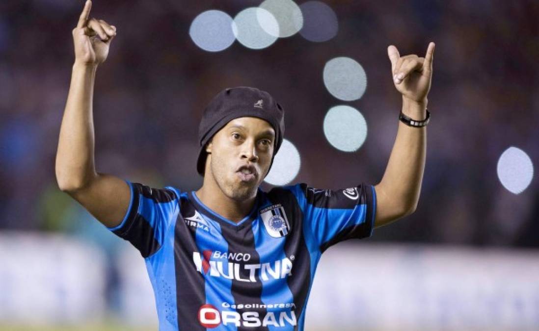 VIDEO: Ronaldinho recibe el cariño de la afición del Querétaro