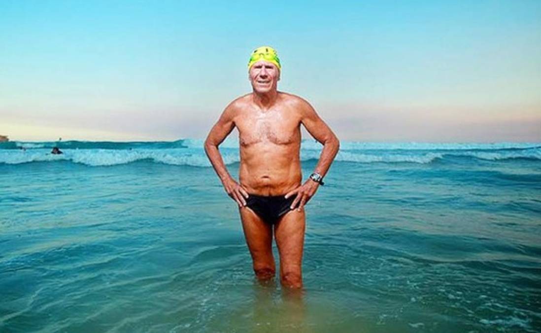 Hombre de 70 años cruza nadando el canal de la mancha