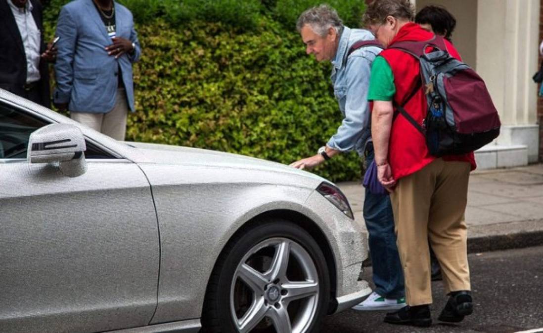 Cubre con un millón de cristales su Mercedez Benz