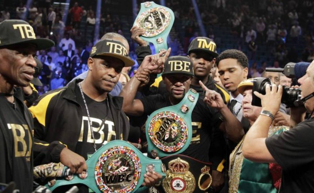 Floyd Mayweather, con cátedra de atletismo, venció a Maidana