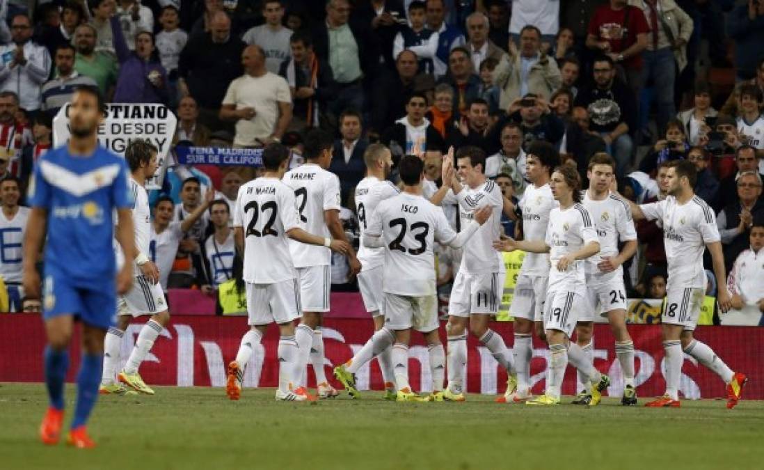 Real Madrid golea al Almería y acecha al Atlético