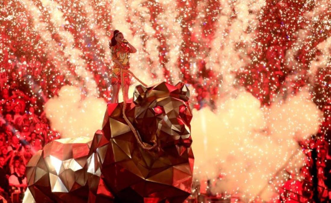Katy Perry paraliza al mundo con show de medio tiempo en el Super Bowl