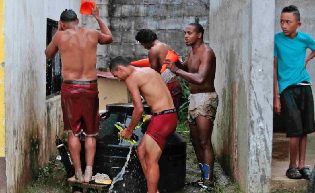 Tras jugar en cancha lodosa, así se bañan futbolistas en Honduras