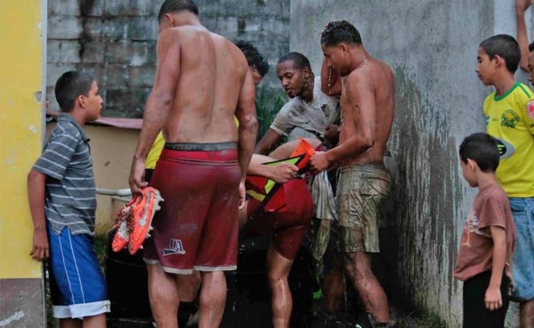Tras jugar en cancha lodosa, así se bañan futbolistas en Honduras