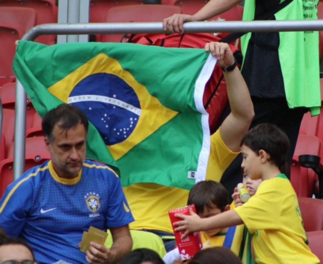 El color: Bonito ambiente en el estadio Beira Río para el Brasil-Honduras