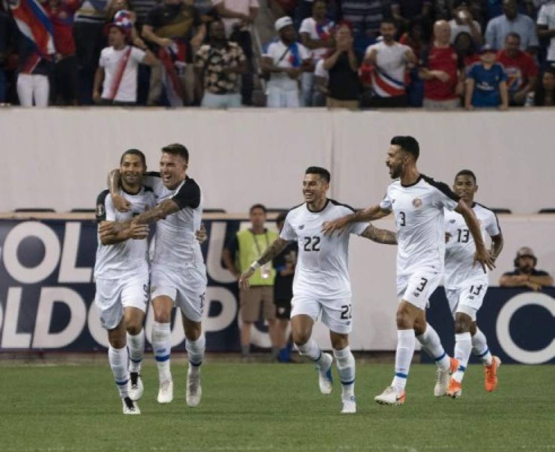 (L-R) Costa Rica's players Álvaro Saborío, Francisco Calvo, Ronald Matarrita, Giancarlo González and Allan Cruz celebrate Saborio's goal during the Haiti v Costa Rica 2019 CONCACAF Gold Cup match June 24, 2019 at Red Bull Arena in Harrison, New Jersey. (Photo by Don Emmert / AFP)