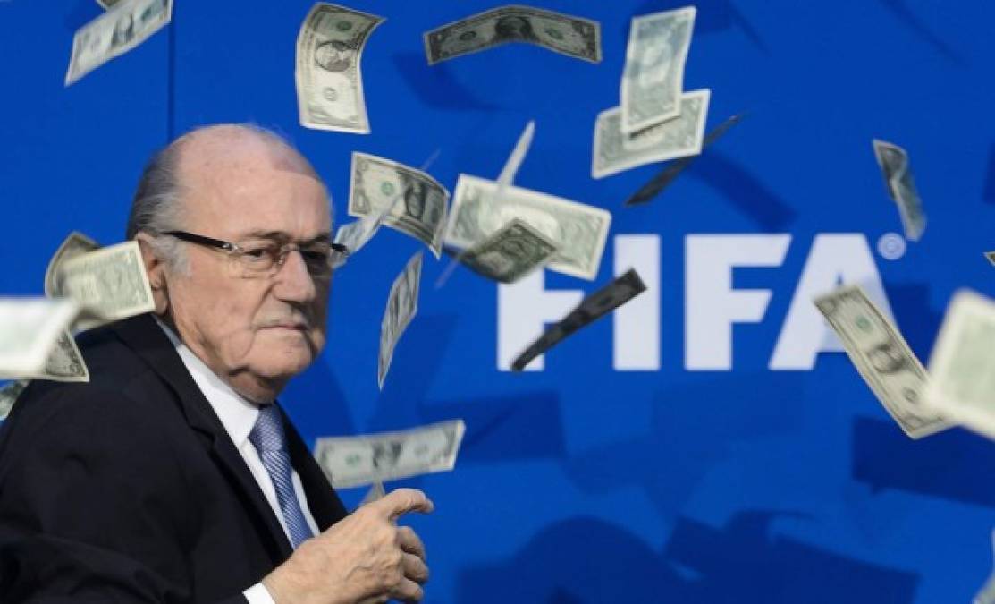 La lluvia de dólares con la que humillaron a Blatter