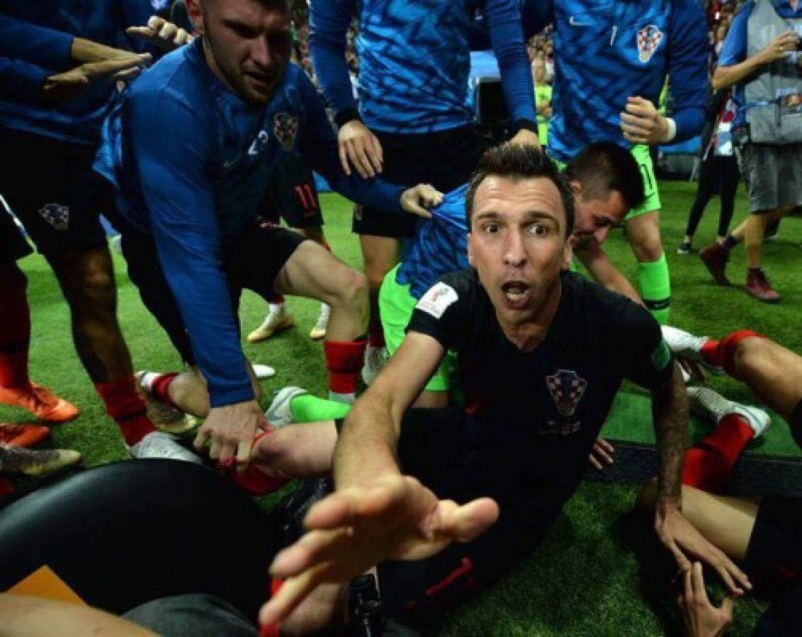 Fotógrafo de El Salvador recibe beso de croata en gol de Mandzukic