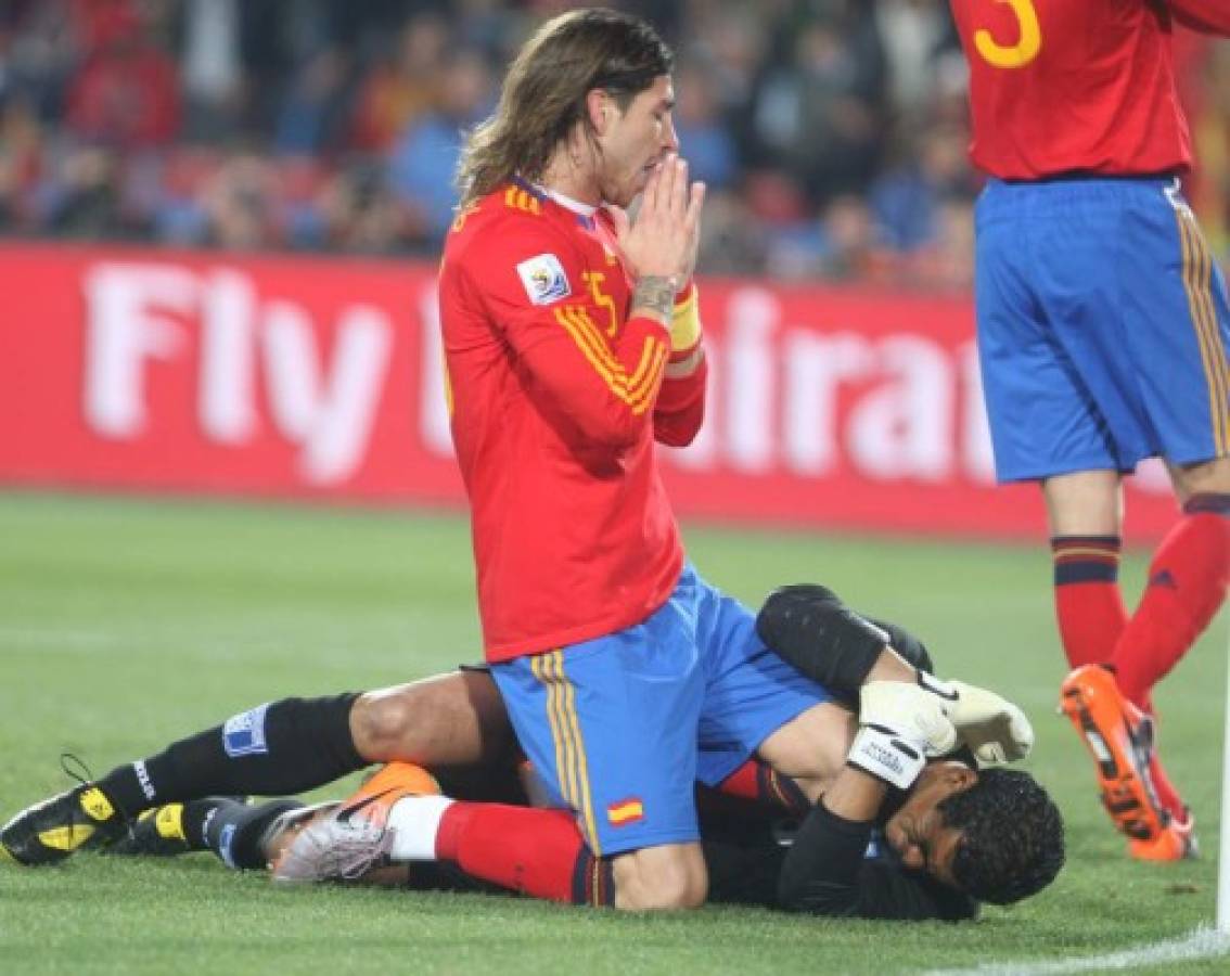 ¡Piqué sufrió con Welcome! Las imágenes del España-Honduras en Sudáfrica 2010