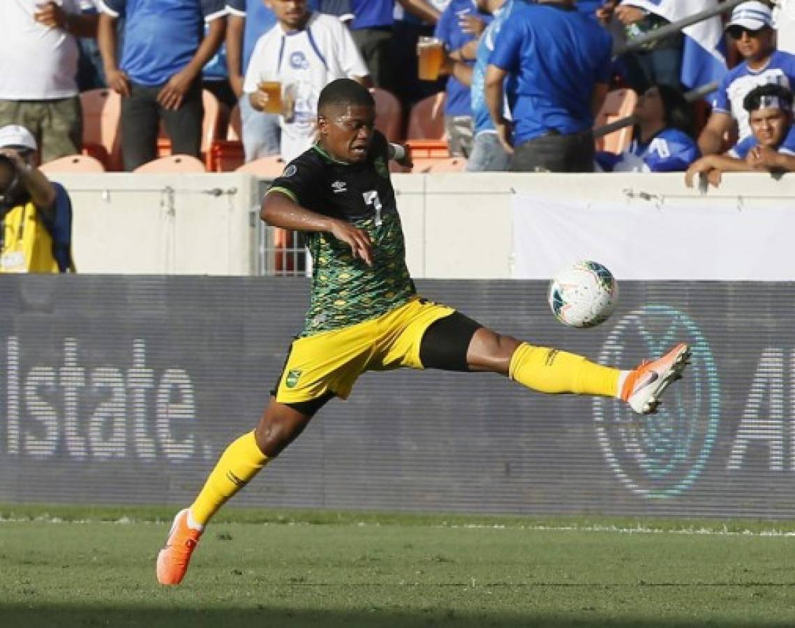 HOUSTON, TEXAS - JUNE 21: Leon Bailey #7 of Jamaica stretches out to control the ball during the CONCACAF Gold Cup Group C game between El Salvador and Jamaica at BBVA Stadium on June 21, 2019 in Houston, Texas. Bob Levey/Getty Images/AFP== FOR NEWSPAPERS, INTERNET, TELCOS & TELEVISION USE ONLY ==