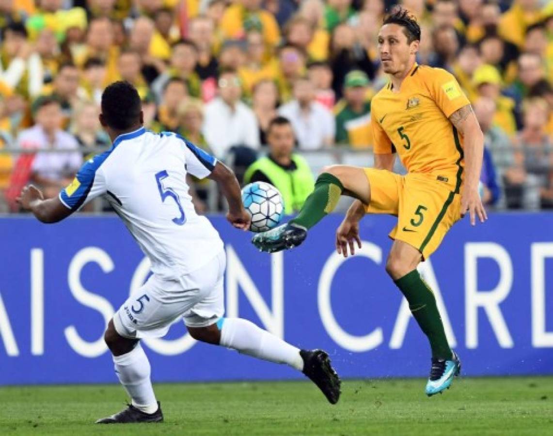 Australia's Mark Milligan (R) passes the ball in front of Honduras' Maynor Figueroa during their World Cup 2018 qualification play-off football match at Stadium Australia in Sydney on November 15, 2017. / AFP PHOTO / William WEST / -- IMAGE RESTRICTED TO EDITORIAL USE - STRICTLY NO COMMERCIAL USE --