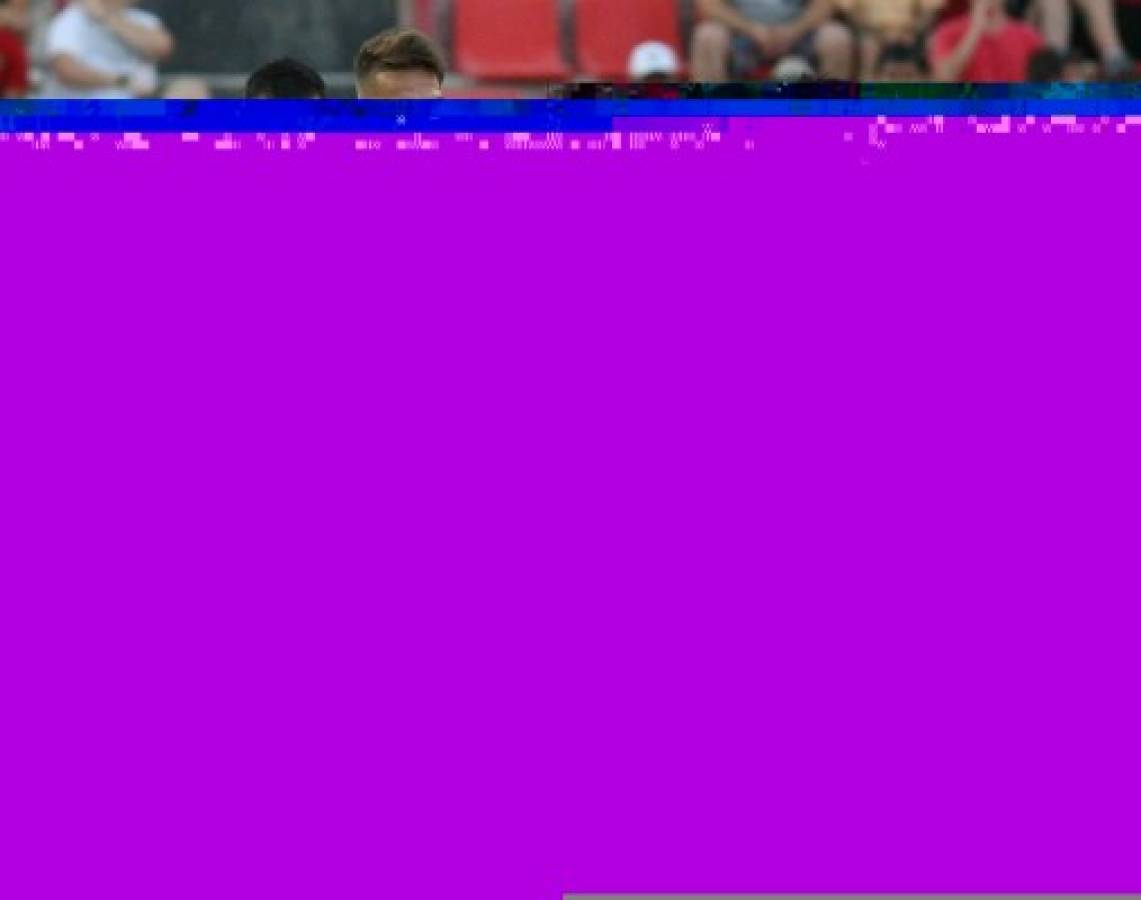 GRA404. TARRAGONA, 04/08/2017.- El jugador del FC Barcelona Denis Suárez (c) pelea un balón con Suzuki (d), del Nástic, durante el partido amistoso disputado esta tarde en Tarragona. EFE/Jaume Sellart