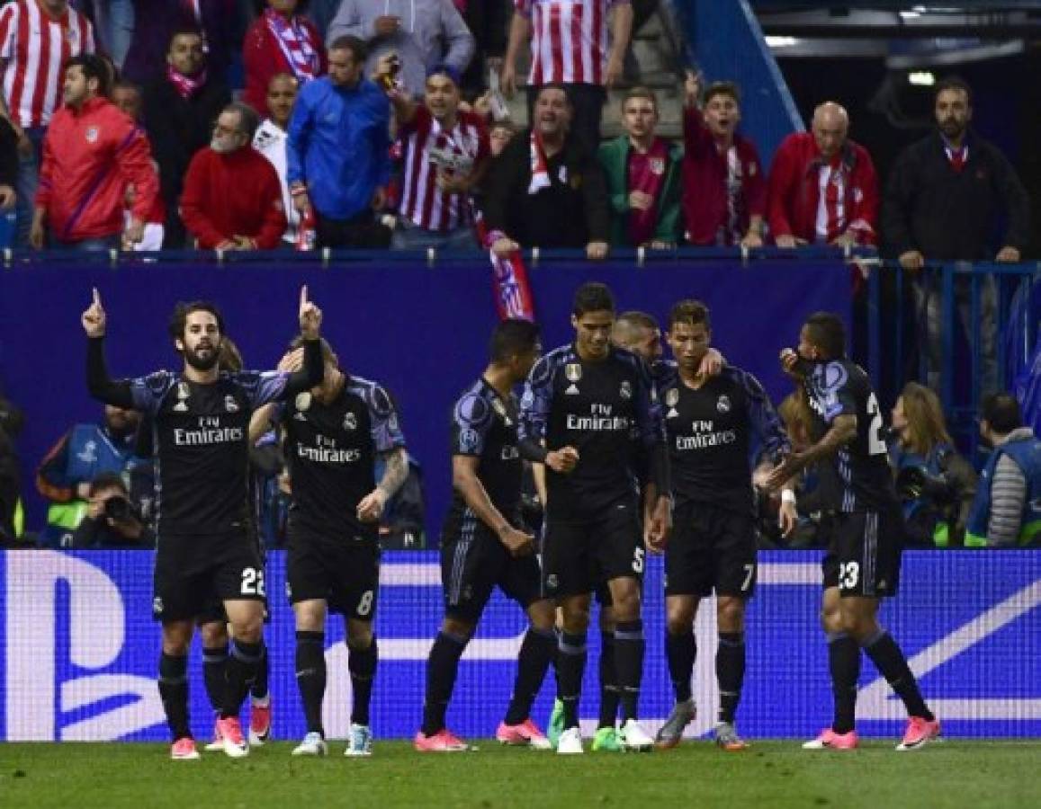 Real Madrid's midfielder Isco (L) celebrates after scoring during the UEFA Champions League semi final second leg football match Club Atletico de Madrid vs Real Madrid CF at the Vicente Calderon stadium in Madrid, on May 10, 2017. / AFP PHOTO / PIERRE-PHILIPPE MARCOU