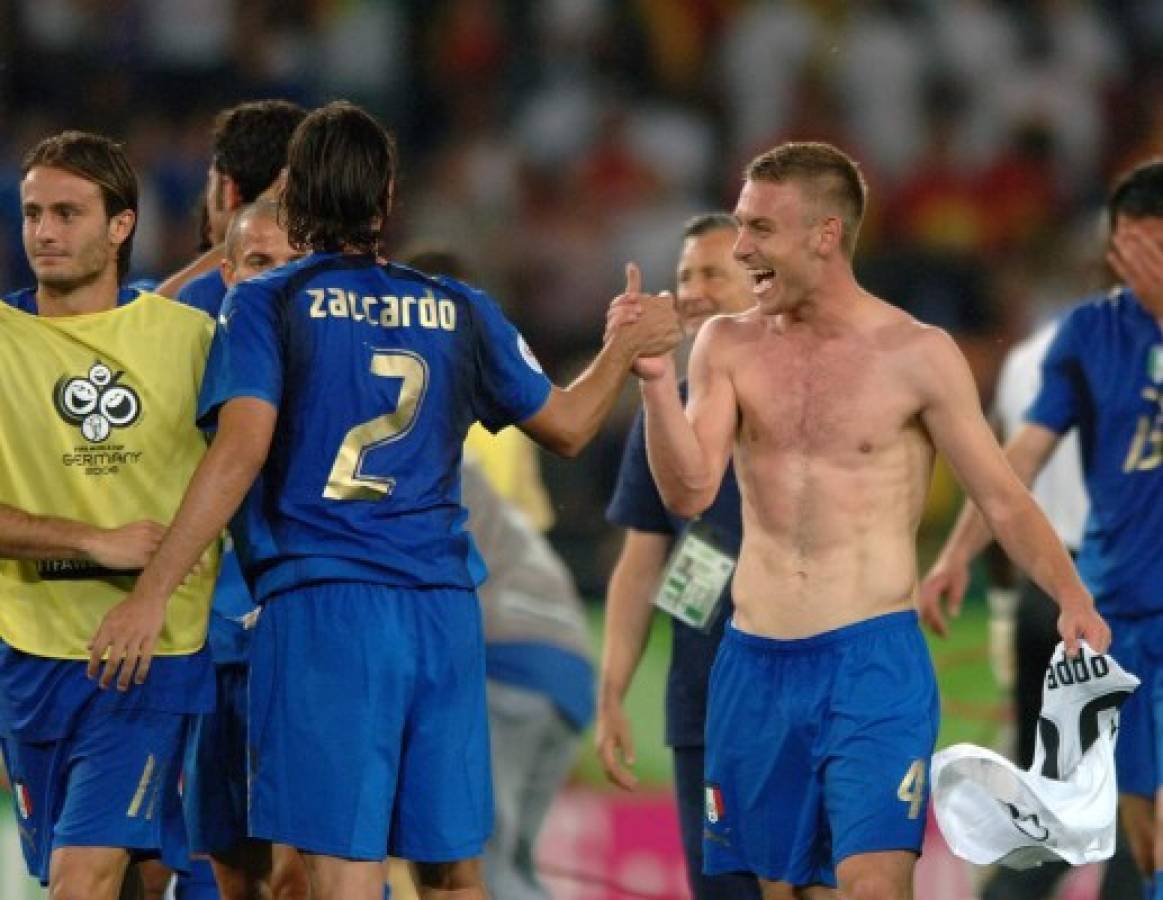 Italy's Daniele De Rossi (r) and Cristian Zaccardo celebrates their sides win