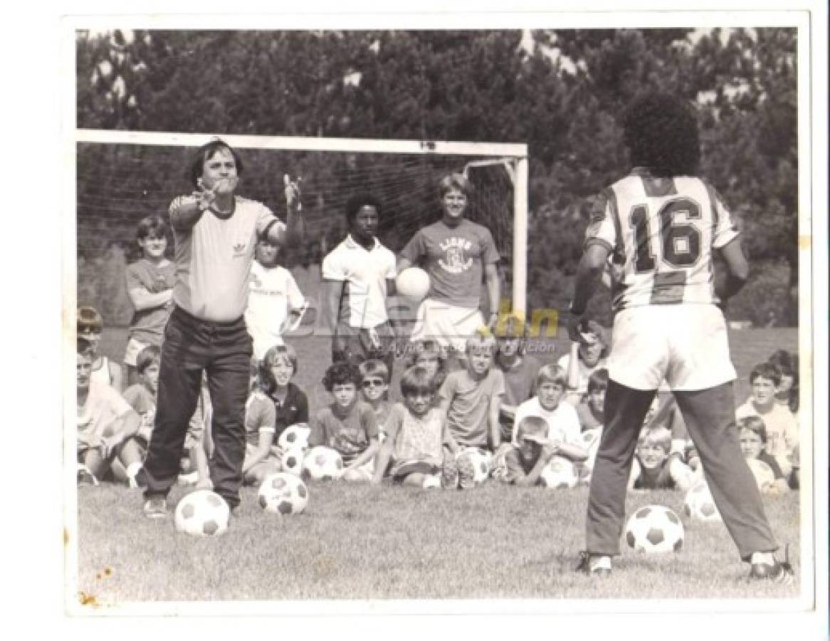 Técnico y ser humano ejemplar: Las 20 fotografías imborrables de 'Chelato' Uclés en su paso por el fútbol