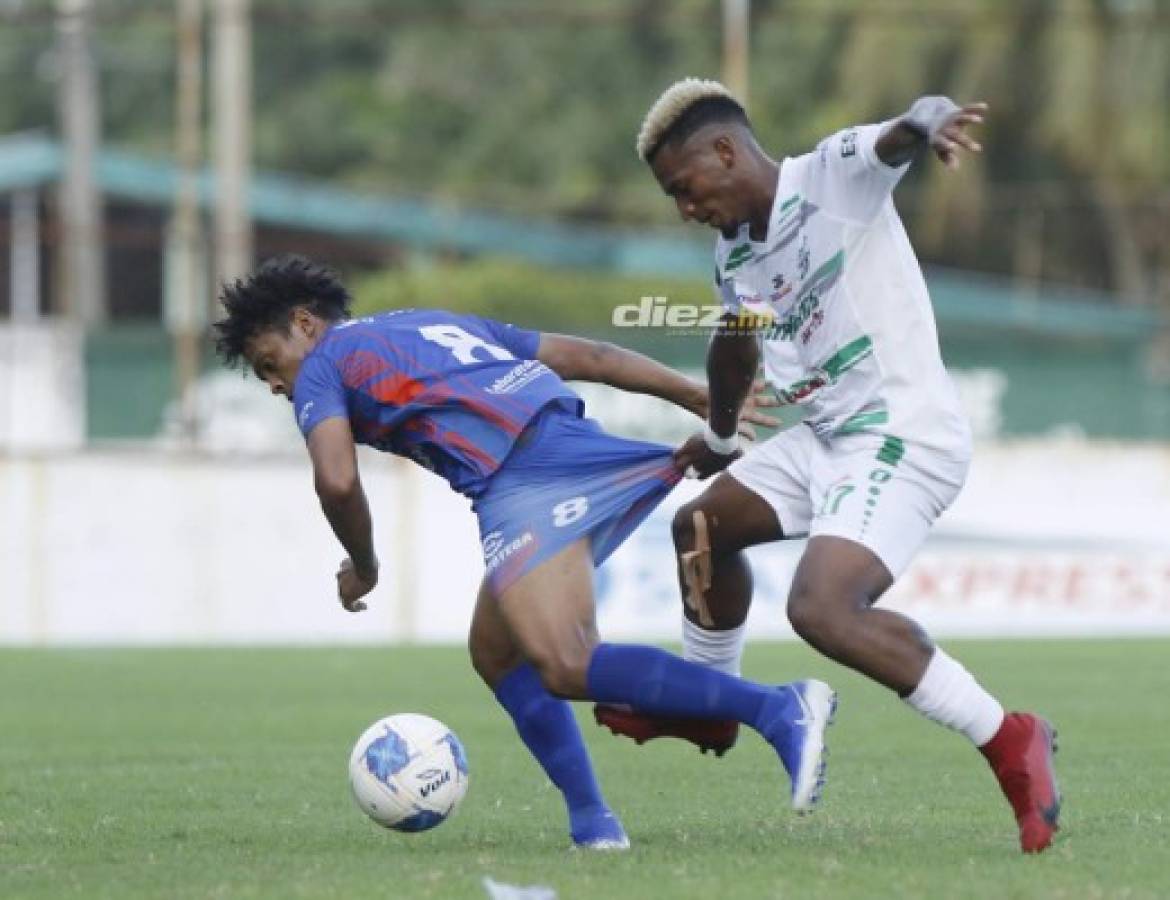 El beso de Moreira, hermosa novia de jugador del Platense y 'Firulais' fue protagonista