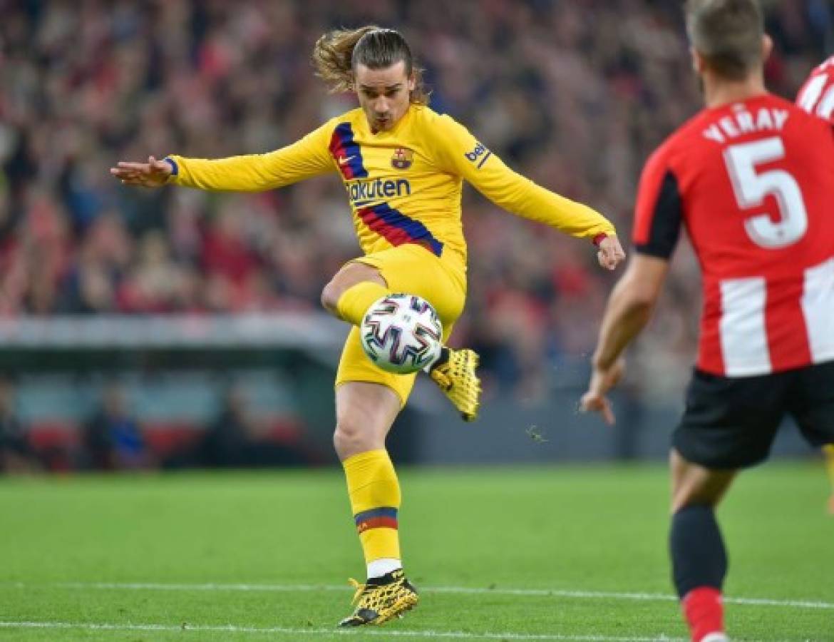 Barcelona's French forward Antoine Griezmann shoots the ball during the Spanish Copa del Rey (King's Cup) quarter-final football match Athletic Club Bilbao against FC Barcelona at the San Mames stadium in Bilbao on February 06, 2020. (Photo by ANDER GILLENEA / AFP)