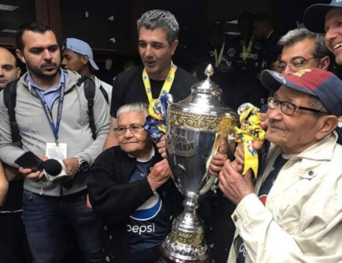EN FOTOS: La íntima celebración de Motagua en su camerino tras ganar la copa 16